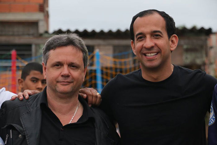 Foto onde Fábio Pimentel abraça Paulo Alexandre Barbosa durante campanha eleitoral
