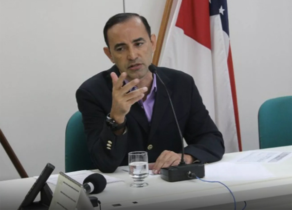 secretario-se-entrega