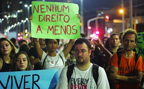 FOTO LEANDRO OLIMPIO Trabalhadores, estudantes e coletivos de mulheres levaram centenas às ruas de Santos, no dia 2 de abril, para protestar contra visita de Temer à cidade. Frente Sindical, presente!