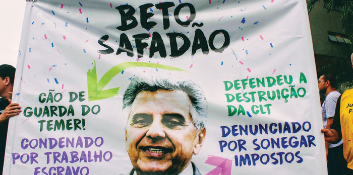 Membros da Frente Sindical Classista realizaram diversos escrachos em frente à residência de Beto Mansur, em Santos (SP)