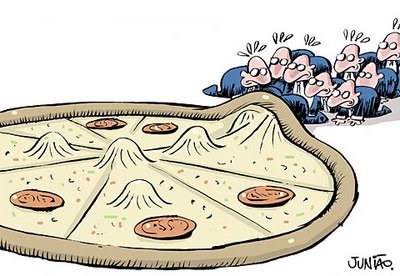 Charge: Políticos entrando debaixo de uma pizza gigante.