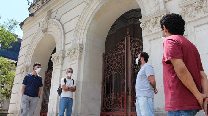 Campanha Salarial 2020: diretores do sindicato com máscara na porta da Prefeitura que está fechada