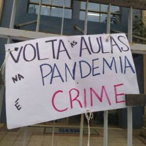 Foto de um cartaz onde está escrito: "VOLTA ÀS AULAS NA PANDEMIA É CRIME"