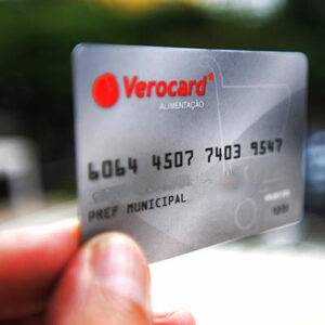 Foto de uma mão segurando um cartão VeroCard.