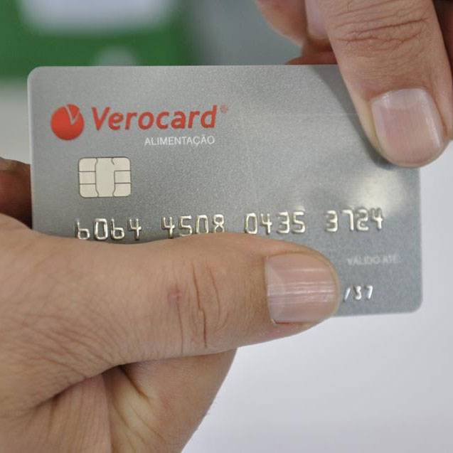 Foto de uma mão segurando um cartão VeroCard.