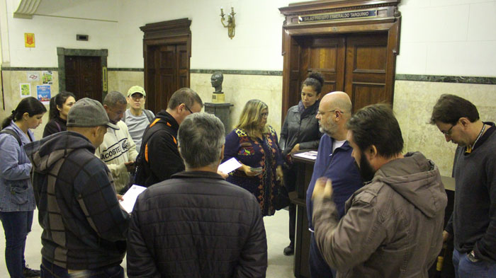Servidores no Paço Municipal na sexta-feira (27/09) entregando a reivindicação pro Secretário de Gestão, Cacá Teixeira.