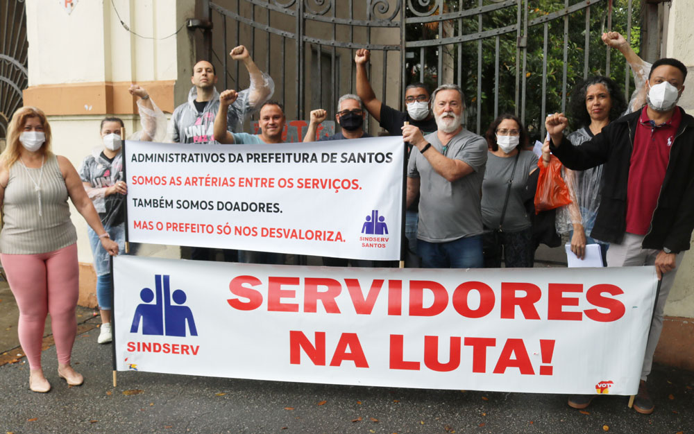 Foto dos Oficiais e Agentes Administrativos em frente ao Hemonúcleo de Santos