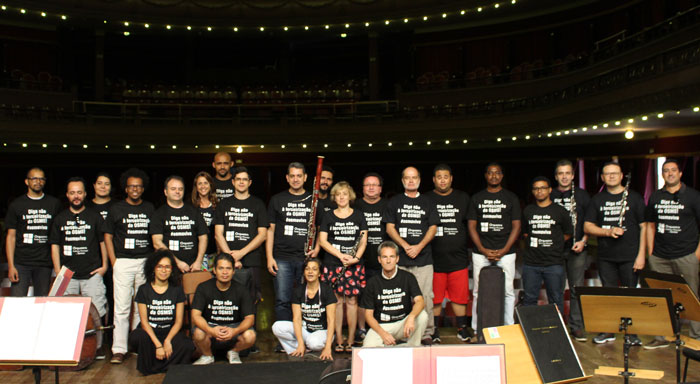 Músicos da orquestra no Teatro Coliseu. Todos com a camisa que diz: "Diga não à terceirização da OSMS! #osmsviva"