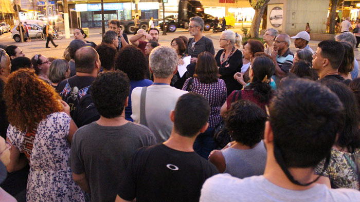 Foto dos servidores reunidos na praça após ato