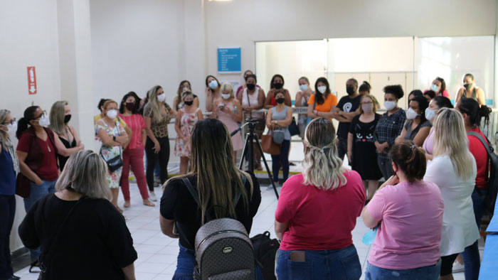 Júlia falando inglês na sala de aula e fora dela Por outro lado