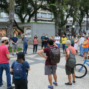 Foto dos servidores reunidos na Praça Mauá