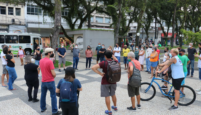 Foto dos servidores reunidos na Praça Mauá