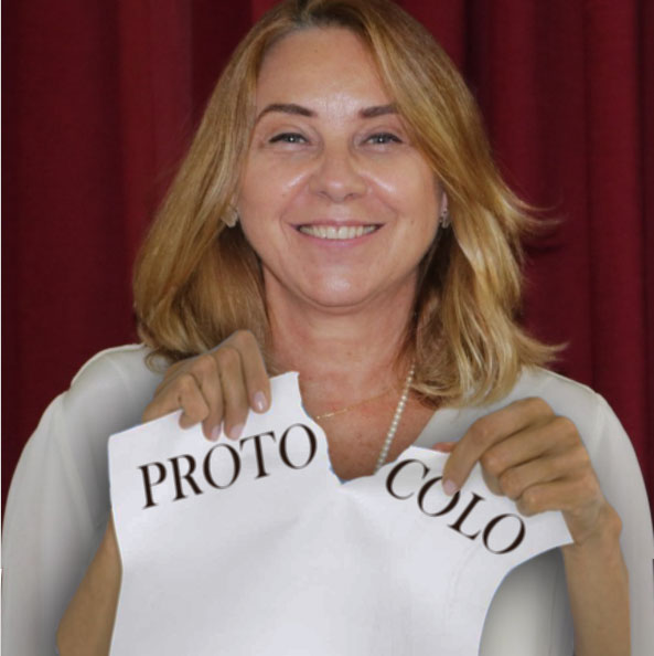 Montagem com a Secretária de Educação Cristina Barletta rasgando um papel onde está escrito "Protocolo"