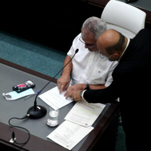 Foto do Secretário de Gestão mandando no que os vereadores deveriam votar a favor e contra