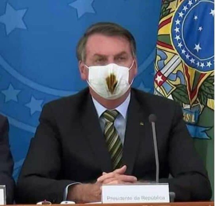 Foto-montagem do Bolsonaro com máscara suja de merda