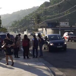 Professores e demais profissionais da Educação da UME Oswaldo Justo não entraram na unidade por falta d’água.