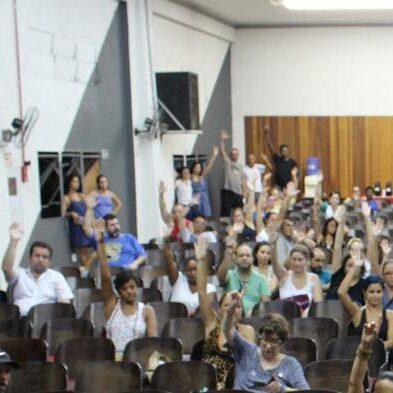 Foto da assembleia votando