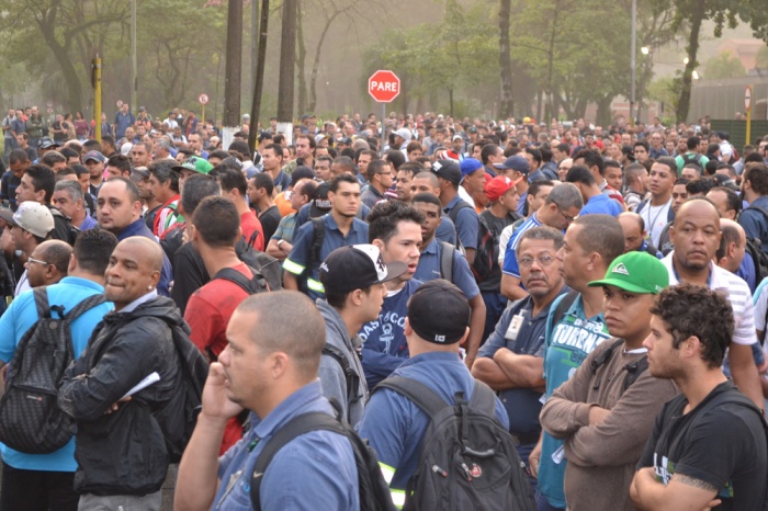 Foto dos trabalhadores em frente a Usiminas