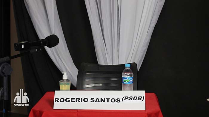 Foto da cadeira vazia com a placa: "Rogério Santos (PSDB)"